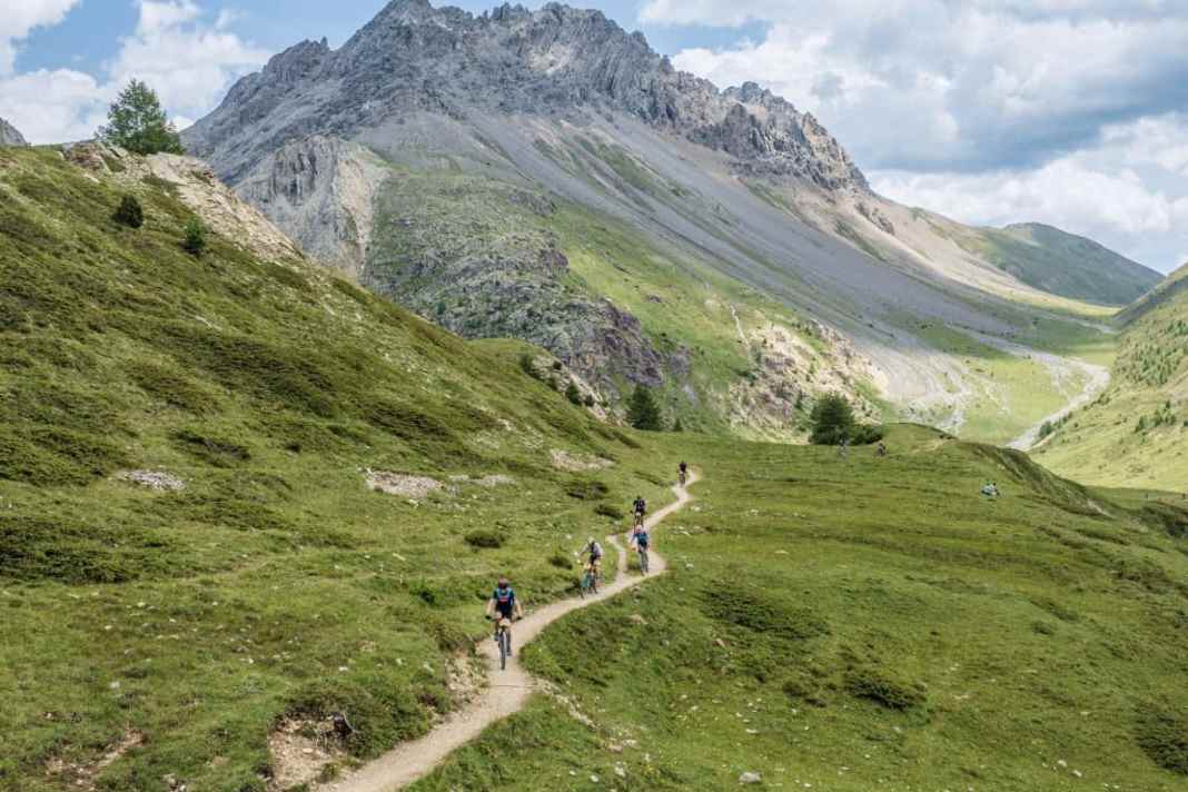 Bei der BIKE Transalp bieten sich während der Etappen wunderschöne Bergpanoramen, so wie diese hier.