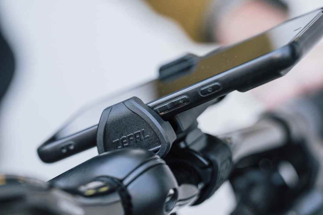 Zéfal hat mit dem Universal Bike Holder eine smarte Handy-Halterung für City- und Tourenbiker im Programm