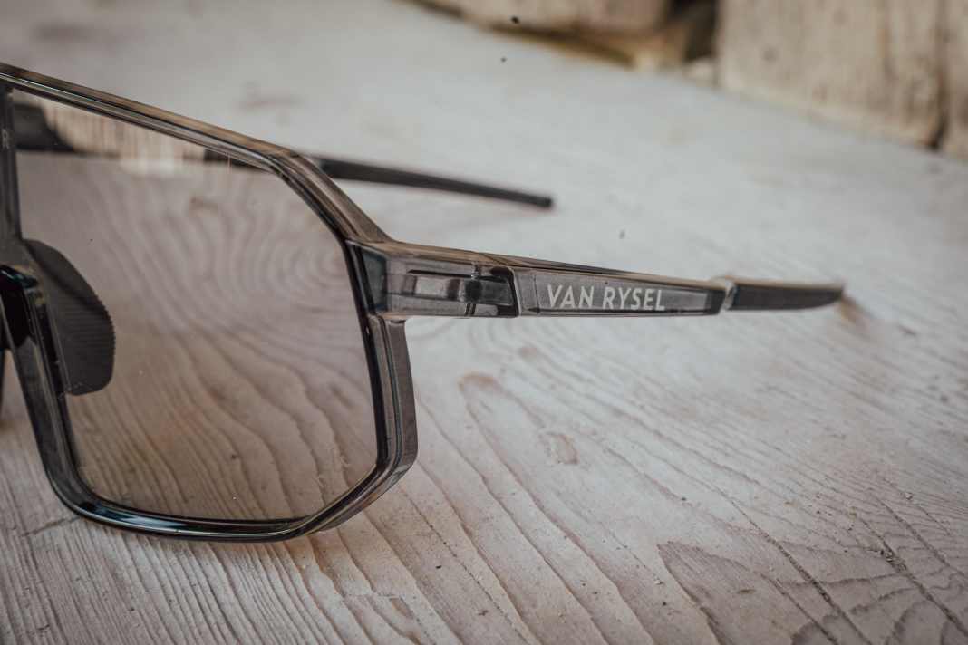 Für alle, die es noch nicht wissen: Van Rysel ist die Rennrad-Zubehörmarke von Decathlon. Für uns ist die RR900 aber eher eine typsiche Trail-Brille