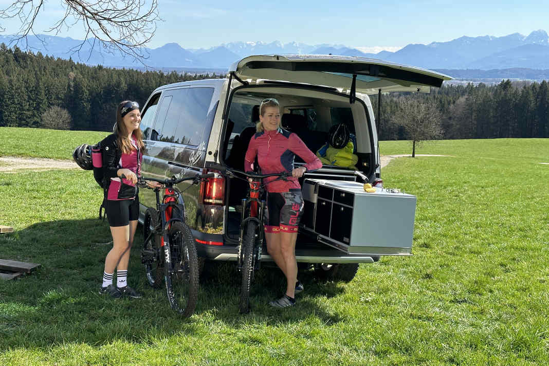 Mach aus der Familienkutsche doch ganz einfach ein Wohnmobil. Vorgefertigte Elemente gibt es inzwischen von vielen Anbietern.