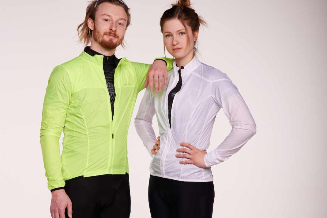 Decathlon hat mit der Van Rysel Windjacke Racer ultralight eine gute Option für preisbewusste Racer im Sortiment