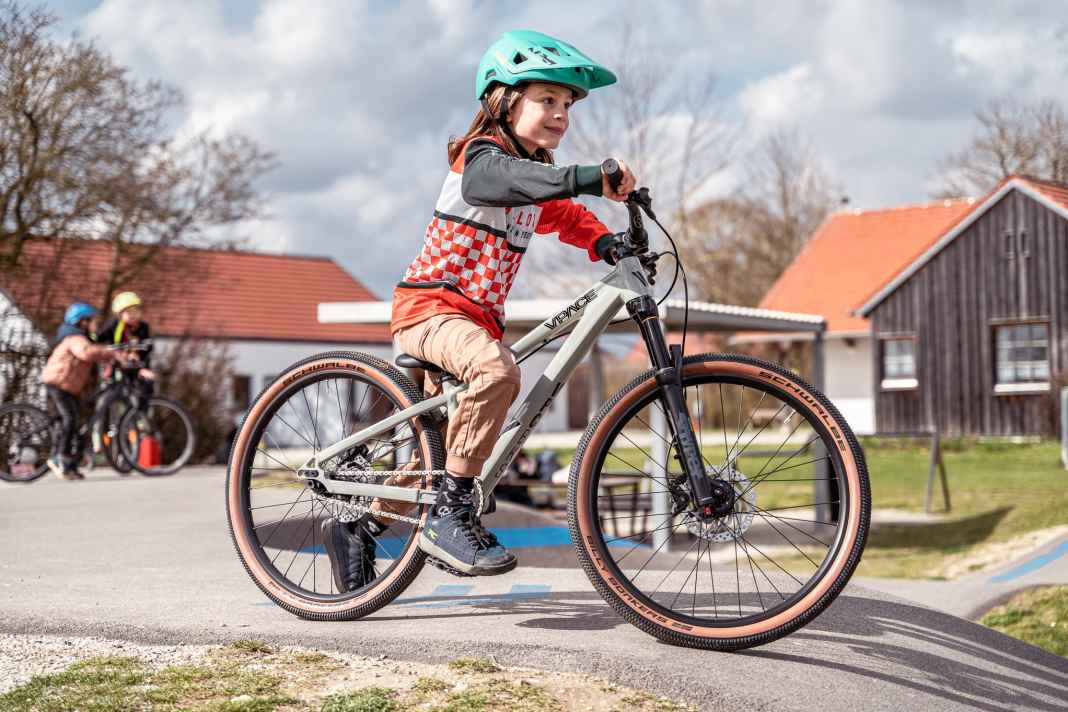 Das Vpace Danny24 ist ein absoluter Spezialist unter den Kinder-Bikes und auf Pumptracks und Dirt-Jumps zu Hause.