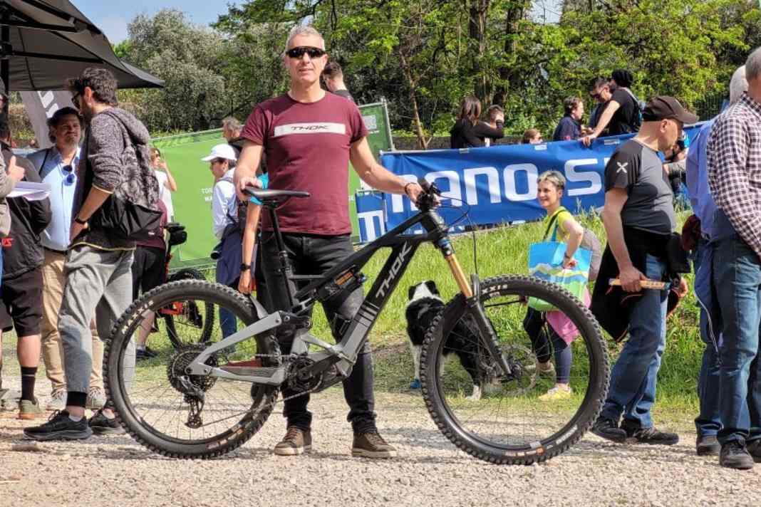Firmenchef Stefan Migliorini präsentiert das neue E-MTB Thok Gram. Das Bike konnte auch direkt bei Thok für Testfahrten ausgeführt werden.