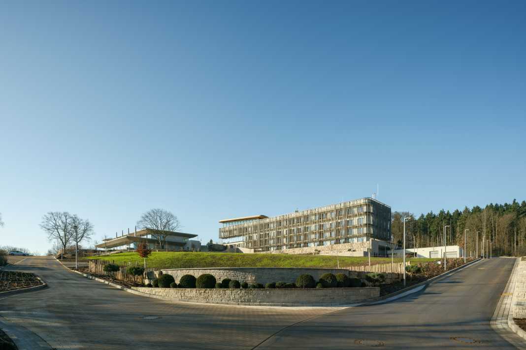 Wald.Weit - der Name des Hotels soll sagen: Wohnen mit 360-Grad-Panorama über den Rhein und das Rheingauer Waldmeer.