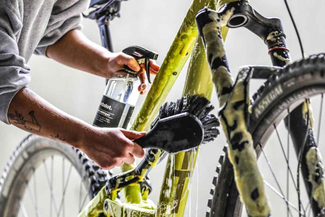 Trotz Öko-Reiniger: Bike-Wäsche auf der grünen  Wiese ist absolut tabu. Fette und Schmierstoffe würden so  in die Umwelt und ins Grundwasser gelangen.