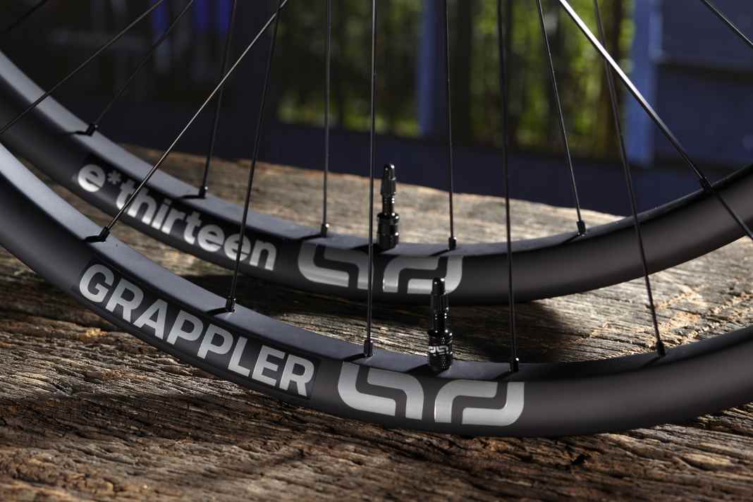 Dem Grappler-Laufradsatz ist nichts zu hart. Dafür sorgen die Felgen mit 30 Millimetern Maulweite und das optimierte Carbon-Layup bzw. die verbesserte Alu-Legierung.