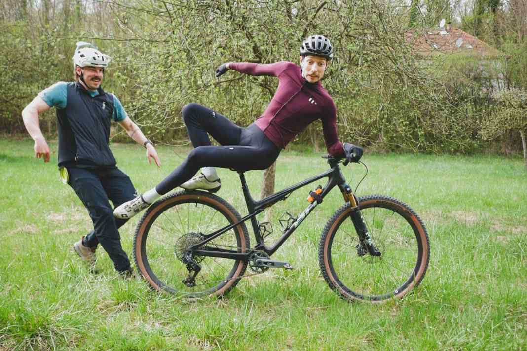 Was geht denn hier ab? Lukas (links) ist auch als Dauertest-Fahrer für BIKE unterwegs. Doch als Max beim Shooting zu posen anfängt, muss er plötzlich auch als Foto-Assistenz “einspringen“.