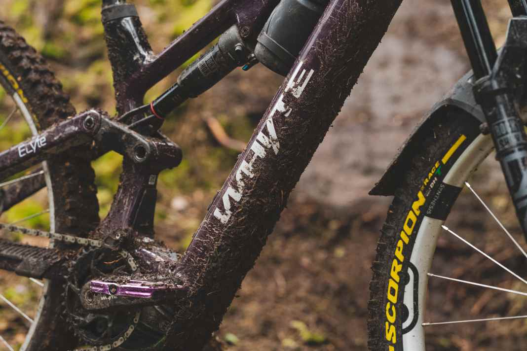 Reichweitenrekorde stellt das Bike mit leichter 400er Batterie und dickem Motor nicht auf. Der Akku ist außerdem fest im Bike verbaut und kann nur zu Wartungszwecken entnommen werden.