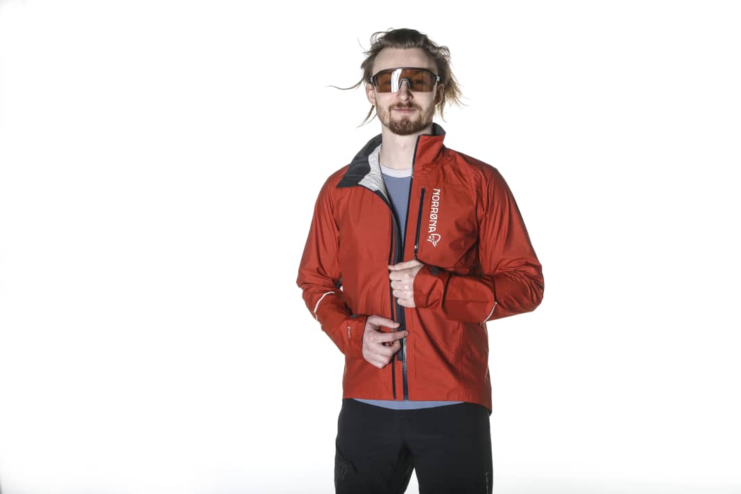 Mit der Fjora Dri1 schickt Norrona eine besonders leichte Regenjacke in den Test