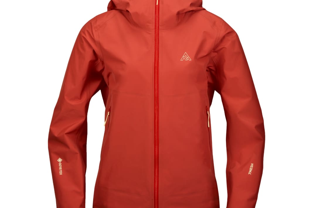 Die robuste 7mesh Guardian Apex Regenjacke gibt es für Frauen...