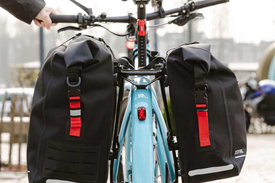 Zéfal hängt seine beiden neuen Fahrradtaschen ans Bike...