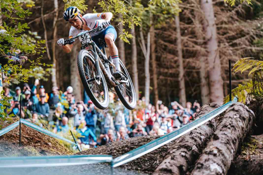 Völlig entfesselt: Dem Lokalmatador  Tom Pidcock konnte im Cross Country  niemand das Wasser reichen.
