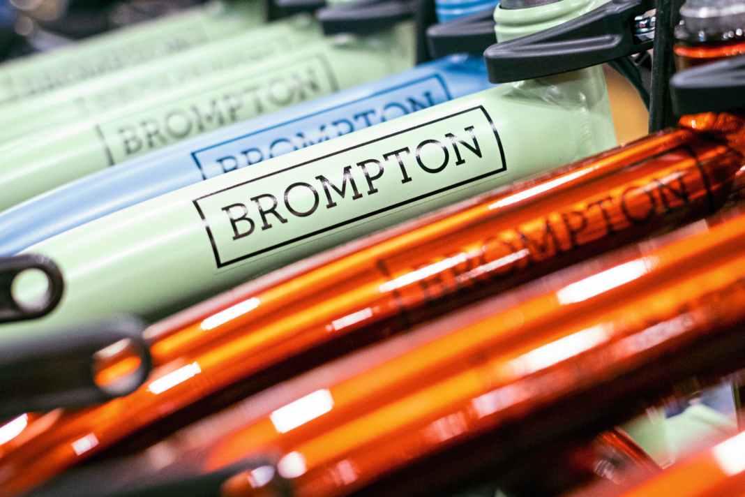 Während das Rahmendesign bei Brompton seit den Anfängen wenig verändert wurde, gibt es immer wieder neue Farben. Bis zu acht pro Modell sind im Angebot.