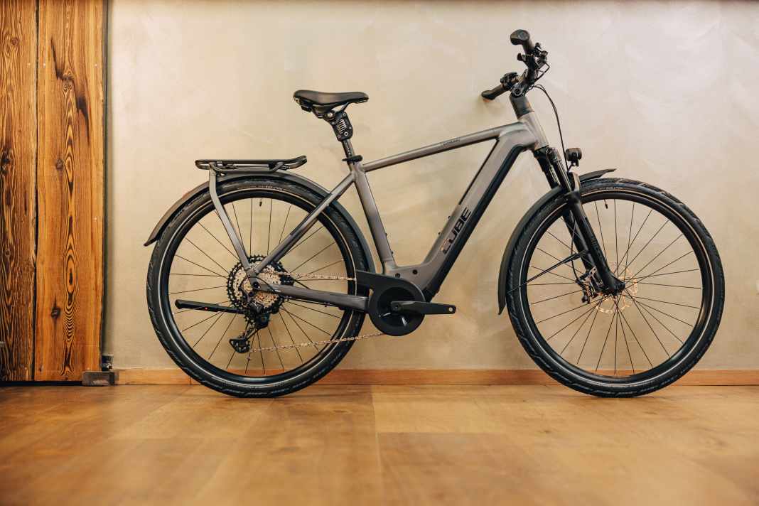 Das Cube Kathmandu Hybrid SLT 750 gibt es in drei Rahmenformen: Als Herrenvariante, ...