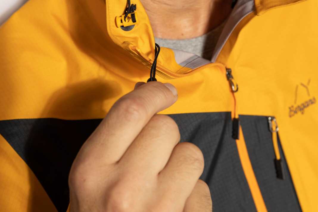 Die Kapuze der Bergans-Jacke ist mehrfach verstellbar.