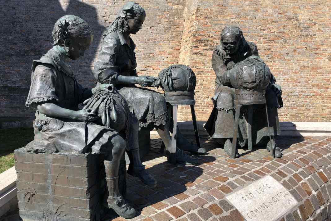 Das Denkmal der Spitzenmacherinnen in Offida