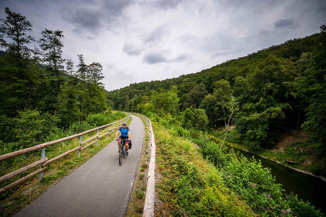 Tourenradlers Traum: ein gut ausgebauter Radweg auf einer ehemaligen Bahntrasse