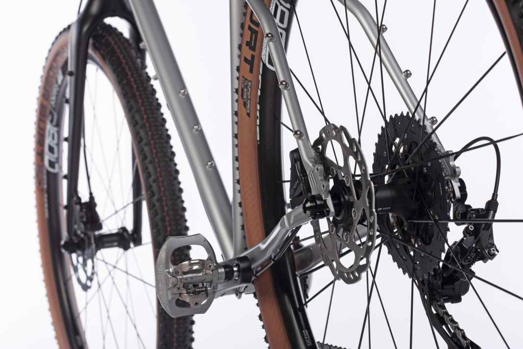 Stahlrahmen und Alu-Gabel des 8bar bieten insgesamt neun Flaschenhaltern oder fünf Anything Cages Platz.