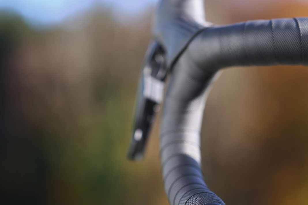 Der Shimano-Schalthebel steuert den Classified-Impuls­geber im Lenkerende an. Der funkt seine Befehle zur Nabe.