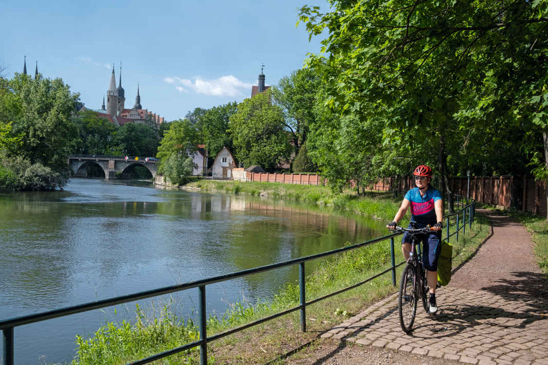 Historische Kulisse: entlang der Saale mit Blick auf Merseburger Schloss und Dom