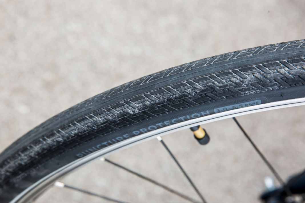 Schön, wie leise und geschmeidig die fast profillosen, mit nur 600 Gramm auch leichten Reifen über den Asphalt surren!