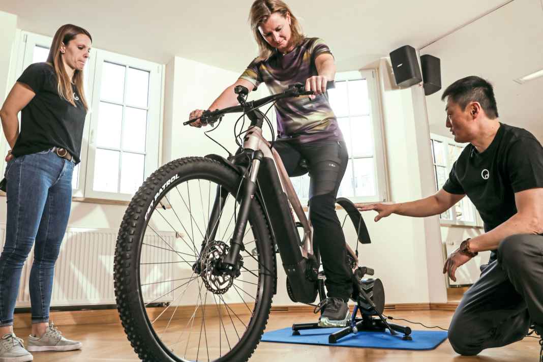 Dynamisches Bike-Fitting: MYBIKE-Leserin Conny lässt ihr Rad auf dem Rollentrainer analysieren, um es ergonomisch perfekt einzustellen.