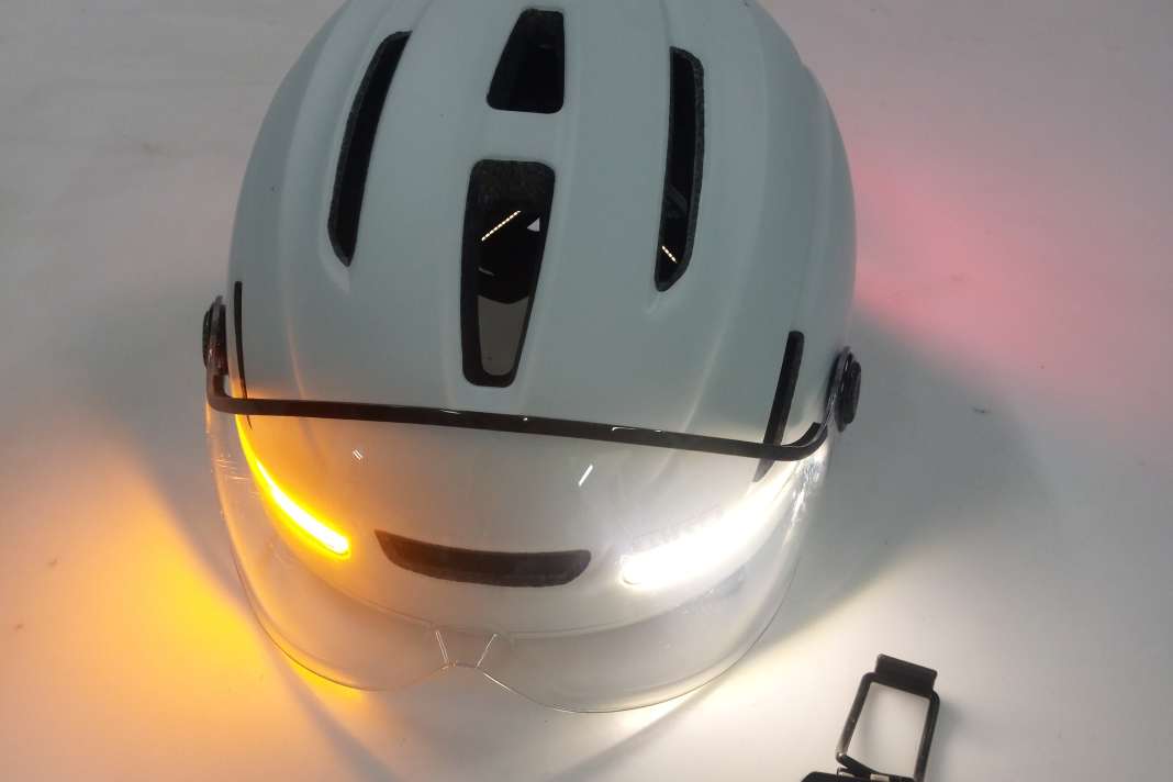 Der neue Giro Smarthelm mit Blinkerfunktion und Visier im MYBIKE-Praxis-Check