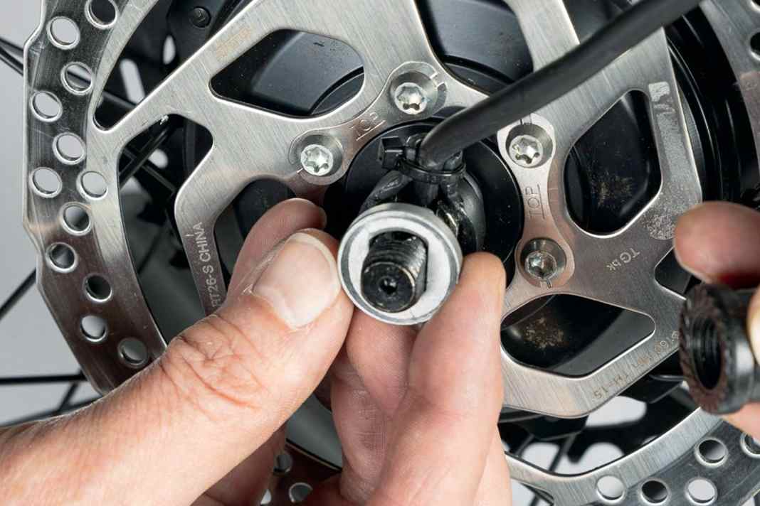 Eine Nasenscheibe im Ausfallende sichert die angetriebene Motorachse gegen Mitdrehen. Die beidseitige Abflachung verbindet Achse und Scheibe. Es gibt also nur eine korrekte Einbau-Position für die Achse.