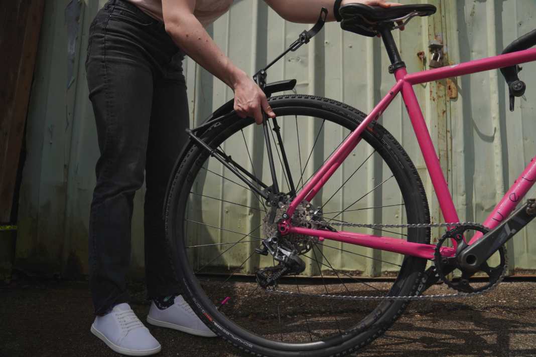 Mit wenigen Handgriffen wird der Gepäckträger von Ortlieb ans Rad montiert