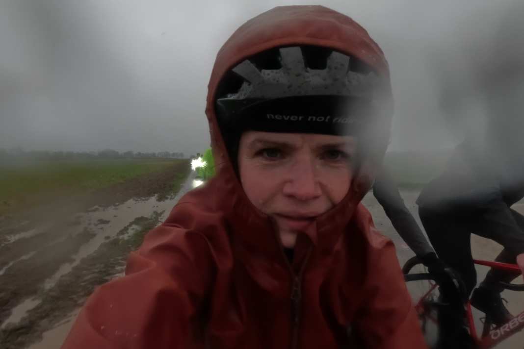 Cyclingworld Düsseldorf. Wir waren selbst vor Ort aktiv. Im Rahmenprogramm der Cyclingworld standen einige Ausfahrten. Bei einer Graveltour waren wir dabei. Erst wurden wir weggepustet, dann gabs waagerecht fliegenden Schnee. Was für eine Tour. Mehr dazu unten.
