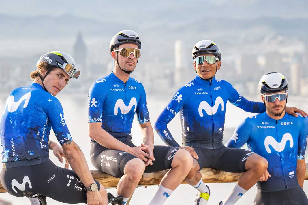 Das Team Movistar zeigt das Trikot für 2024