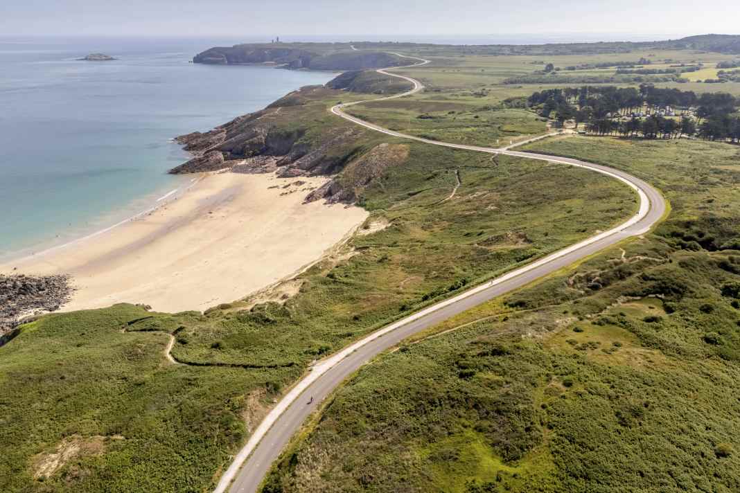 Kurvenlust: Auf dem Weg zum Cap Fréhel windet sich die Küstenstraße bei Plevénon