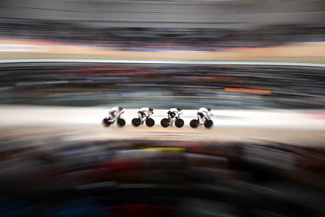 Mega-WM und auf geht’s. Die Wettbewerbe auf der Bahn eröffnen die Titelkämpfe aller Radgattungen. UCI Cycling World Championships in Glasgow, 3. August 2023.