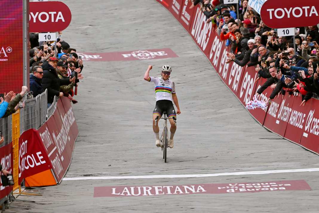 Lotte Kopecky vom Team SD Worx-Protime gewinnt die Strade Bianche 2024 vor Elisa Longo Borghini, 02. März 2024.