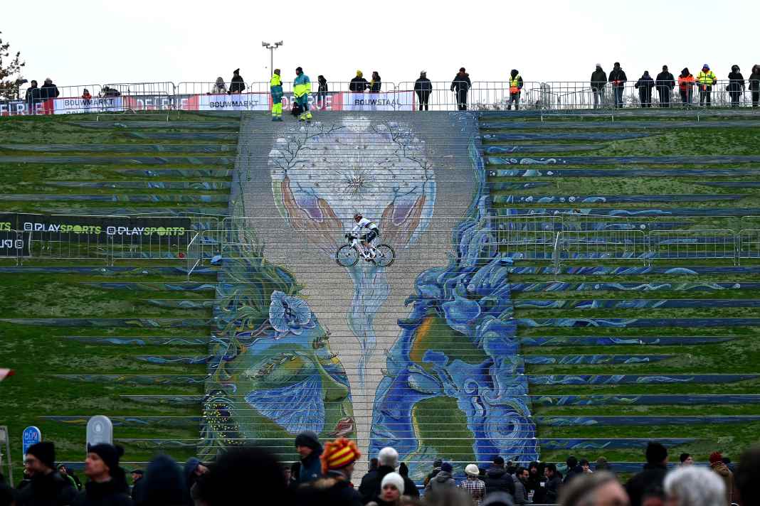 Cross-Kunst! Der Weltmeister (Tom Pidcock) in ungewöhnlichem Ambiente. Superprestige in Boom am 3. Dezember 2022 