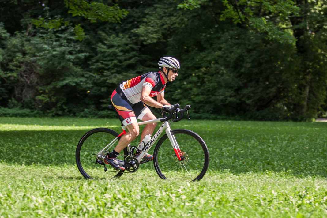 Anfahrt zum Bunny Hop 1: Im Oberlenkergriff (hilft für Kraftübertragung beim Absprung) und leicht gebückter Haltung wird Schwung geholt für den anschließenden Sprung.