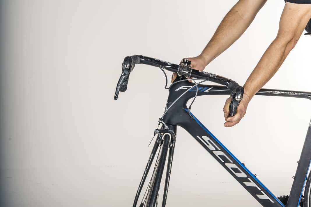 Von oben nach unten und von vorn nach hinten werden Rad und Zubehör untersucht. Macht das Lenklager, was es soll?