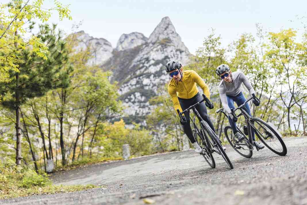 Luxus-Marathonrennräder im Vergleich: Pinarello Dogma X vs. Specialized S-Works Roubaix SL8