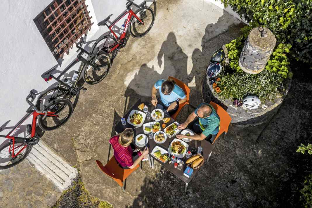 Wer Rad fährt, kann essen, was er will? Rein kalorisch betrachtet schon. Nicht aber, wenn die Ernährung die Leistung und Regeneration unterstützen soll. So geht Essen im Radsportler-Alltag.