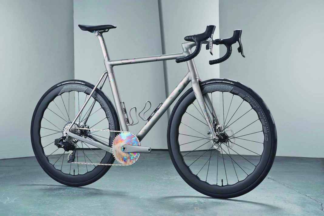 Modern: High-End, maximal individuell: Titan-Muffen und Cockpit aus Titan gedruckt, von Tom Sturd.