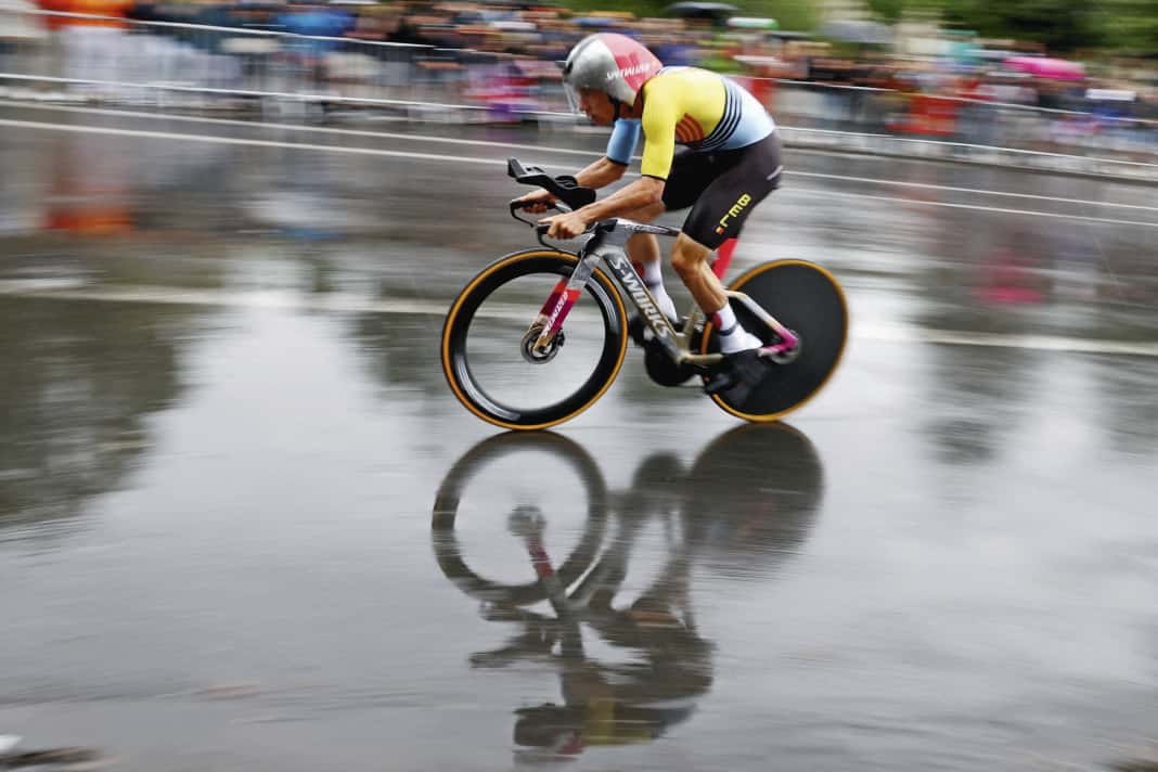 Sicher im Regen: Remco Evenepoel kombinierte Fahrkönnen und Dynamik am besten