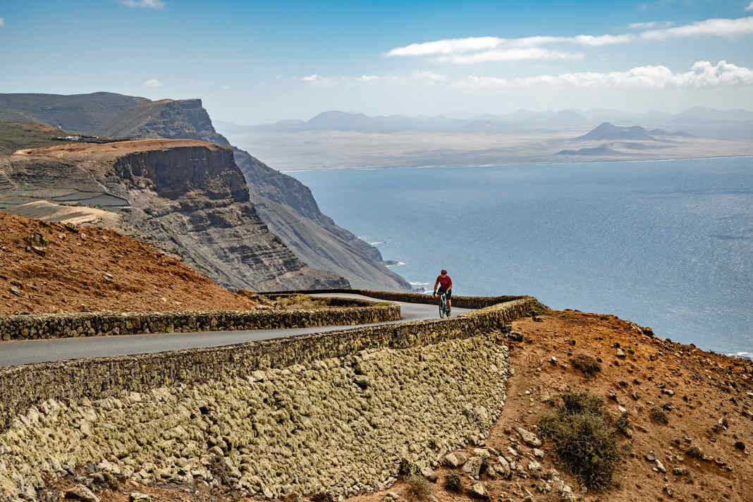 Panoramastraße: Ganz im Norden der Insel klammert sich der Anstieg zum Mirador del Río an die Klippen des Famara-Gebirgszuges