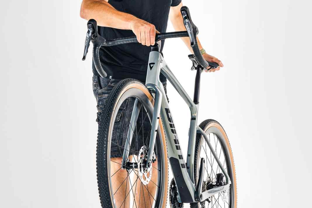 Lasse das Rad aus einigen Zentimetern Höhe auf die Reifen fallen, um ein Geräusch im bzw. am Rahmen zu lokalisieren.