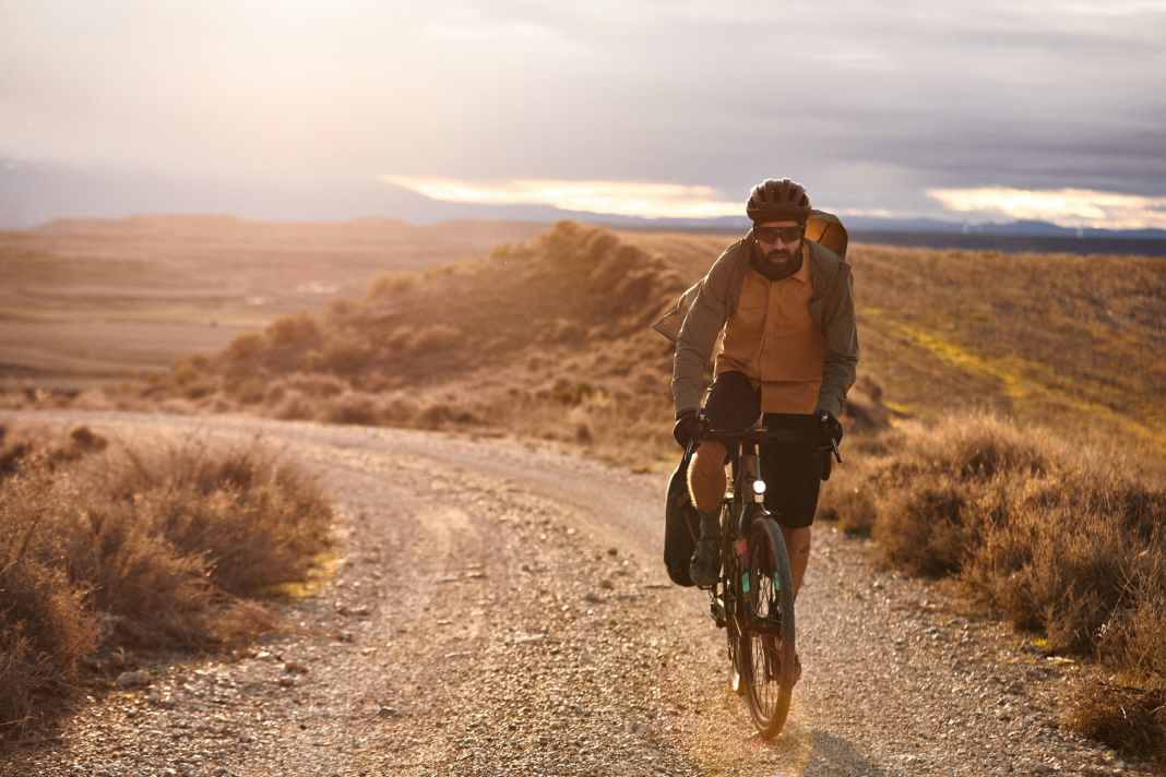 Gravelbikes mit Vollausstattung: 5 Allrounder für jeden Einsatz im Test
