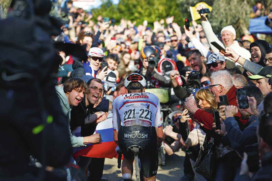 Senkrechtstarter: Schon an seinem ersten Renntag 2024 fuhr Tadej Pogacar zu einem beeindruckenden Solosieg auf den Strade Bianche – und begeisterte die Tifosi