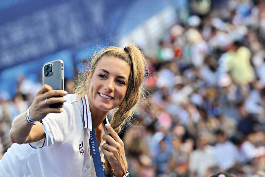 Schönes Souvenir: Pauline Ferrand-Prévot bei der letzten Tätigkeit als Mountainbikerin. Nach dem Selfie als Olympiasiegerin wechselte sie zurück in den Straßenradsport
