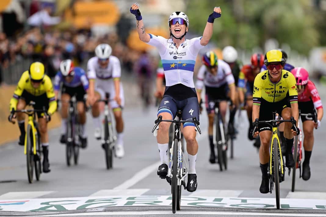 Lorena Wiebes vollendet die Vorarbeit ihrer Teamkollegin  und Top-Favoritin Lotte Kopecky