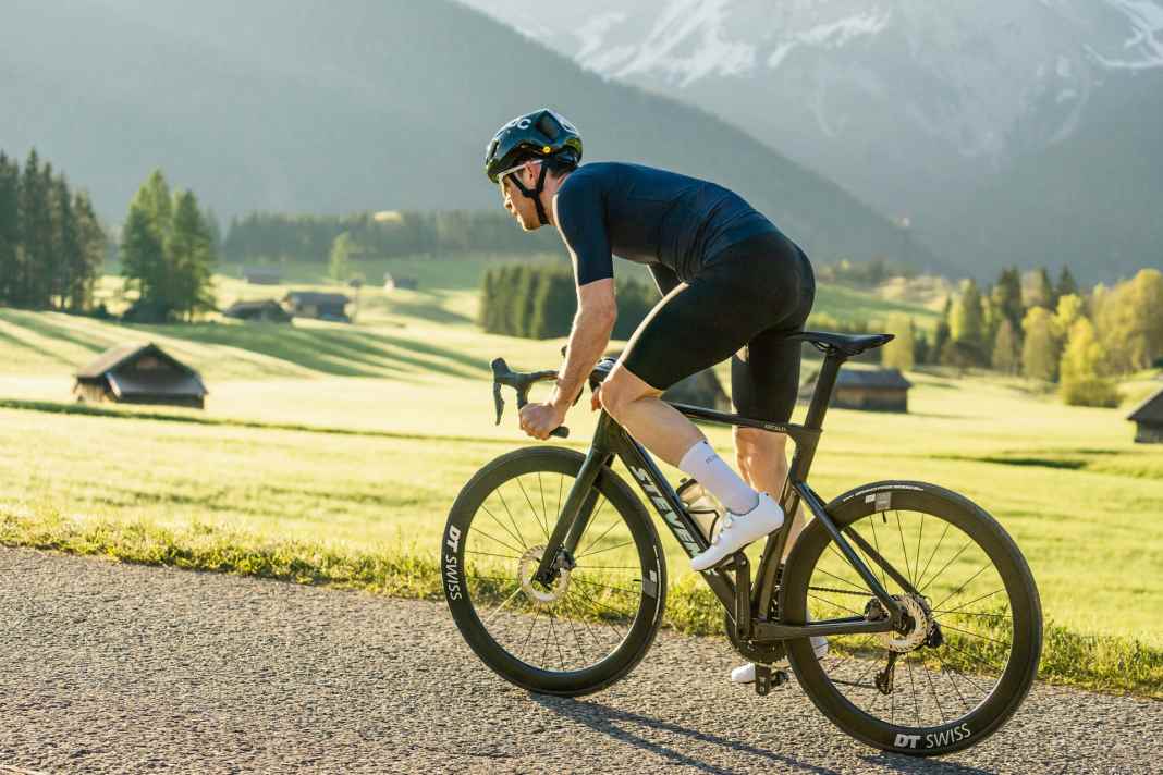 17 Wettkampfrennräder im TOUR-Test. Im Testfeld finden sich Räder, die Profibikes ebenbürtig sind.