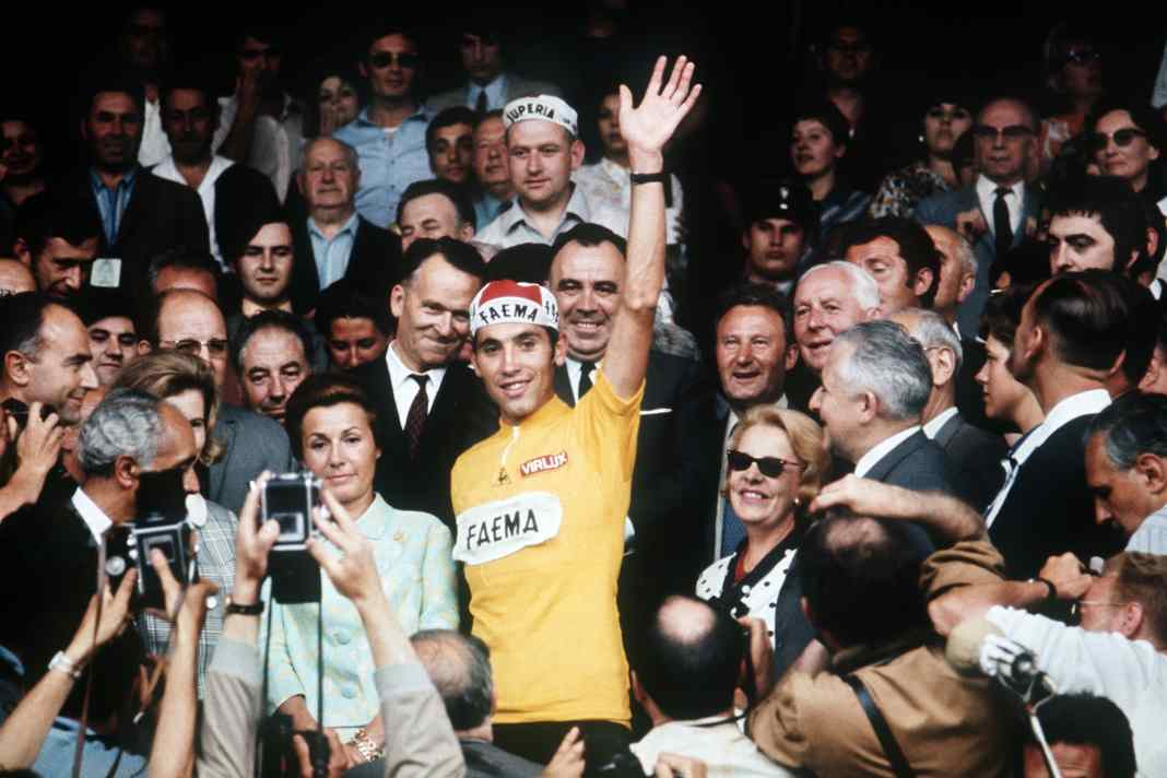 Eddy Merckx feiert 1969 seinen ersten Gesamtsieg bei der Tour de France.