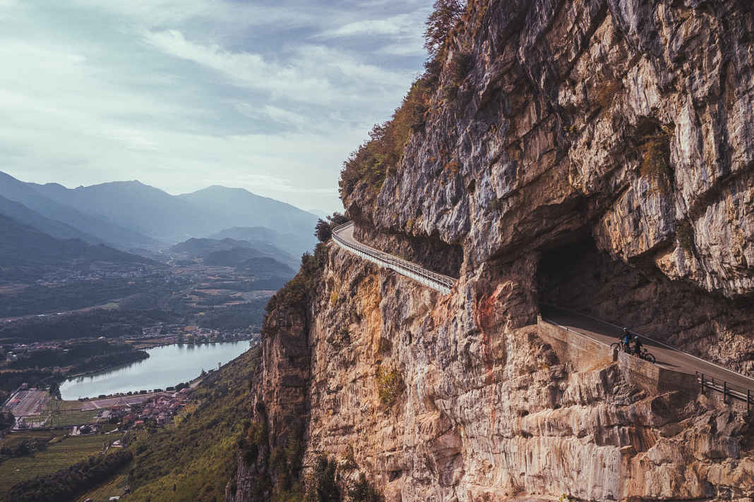 Die Traumstraße im Valle dei Laghi hinauf nach Ranzo ist eine Sackgasse und deshalb leider nicht Teil der Transalp-Strecke. Unten: der Lago di Santa Massenza.